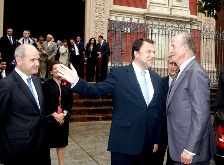 El rey junto a Chaves y Monteseirín ayer, en su visita al Salvador