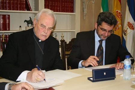 Amigo Vallejo junto a Limones en la firma del convenio