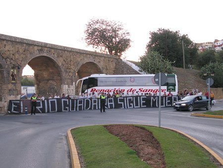 Una de las numerosas concentraciones celebradas en el Puente Romano