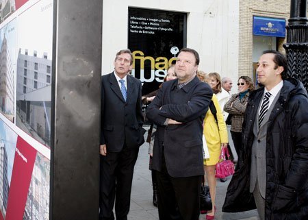 Monteseirín y Gómez de Celis, ante una fotografía