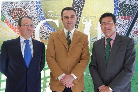 De izquierda a derecha, el director de Tecysu, Rafael Estévez, el concejal de Deportes, José Manuel Campos, y presidente del Real Club de Golf de Sevilla, Rafael Domínguez