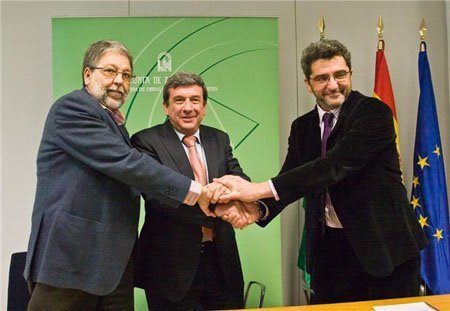 Luís García Garrido junto con los alcaldes de Dos Hermanas y Alcalá