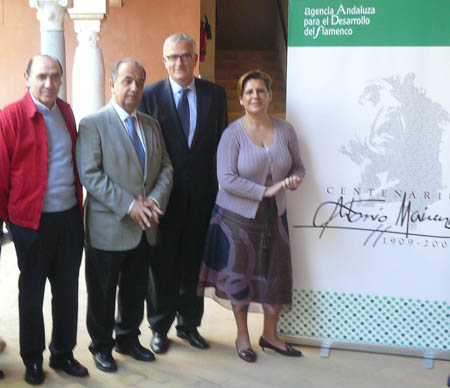La consejera de cultura, junto al alcalde de Mairena, el rector de la Universidad Internacional de Andalucía y el sobrino del homenajeado