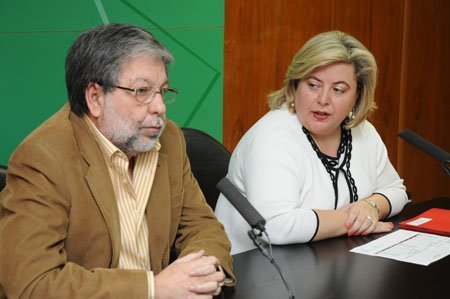 La consejera de Gobernación junto al representante de Famp