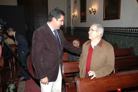 El alcalde de Los Palacios, Antonio Maestre, saluda al pregonero antes del inicio de un acto cofrade.