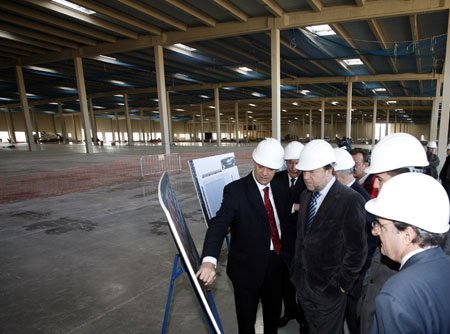 Sánchez Monteseirín durante una visita a la nueva nave de Decathlon en el Puerto de Sevilla.