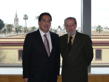 El presidente de Cajasol y el presidente de la Diputación de Sevilla en la firma del convenio