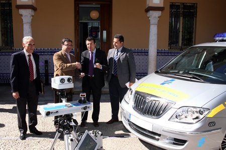 El nuevo vehículo sustituye al antiguo cinemómetro que tenía la Policía en la calle.