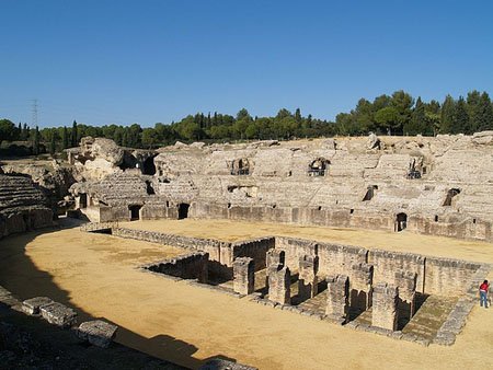 La Consejería de Cultura ha asumido el compromiso de mantener siempre el recinto en condiciones adecuadas para que el Festival regrese a Itálica