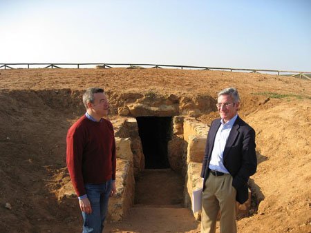Miguel Ángel Araúz y Javier Jiménez durante su visita a Gandul