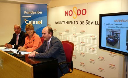 (De izda. a dcha.) Antonio García, responsable del Servicio de Consumo de la Delegación de Salud, Teresa Florido, delegada de Salud y Consumo del Ayuntamiento de Sevilla, y Antonio Cáceres, jefe de Acción Social de Cajasol