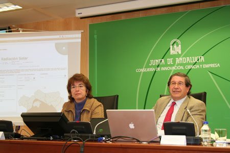 La Secretaria General de Desarrollo Industrial y Energético de la Junta de Andalucía, Isabel de Haro, y el Catedrático de Termodinámica de la Universidad de Sevilla, Valeriano Ruiz