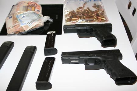 Armas y dinero incautados en la operación