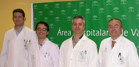 Los tres doctores que componen esta unidad médica, el Dr. Daniel Díaz, Dr. Darío y Dr. Pablo Parra, junto al jefe de servicio de Cirugía de Valme, el Dr. Antonio Galindo)