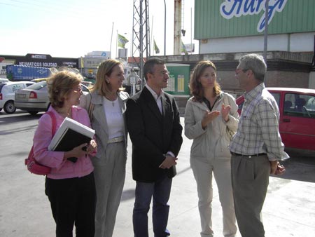El Portavoz del PP en Alcalá, Javier Jiménez y la parlamentaria andaluza del PP, Alicia Martínez, visitaron ayer las mediaciones de distintos polígonos industriales alcalareños