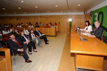 Rodríguez Villalobos junto con la Consejera de Igualdad y Bienestar Social, Micaela Navarro, durante una reunión celebrada en mayo sobre este tema