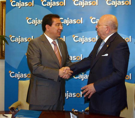 El presidente de Cajasol, Antonio Pulido, junto con el del Consejo General de Hermandades y Cofradías de Sevilla, Adolfo Arenas