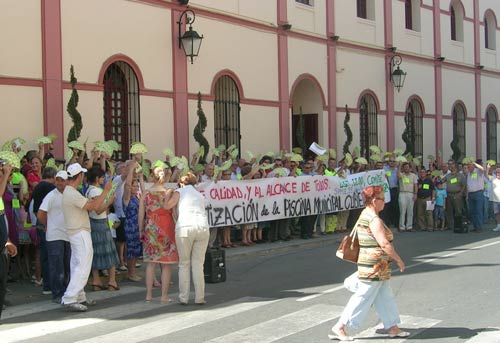Éste es el segundo acto de entrega de firmas, tras el prmier paquete de 2.000 firmas entregadas el pasado 29 de mayo a la alcaldía