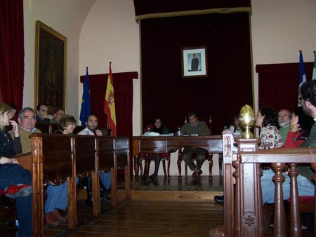 Al fondo el alcalde, Antonio Cano, a la izquierda los ediles socialistas y a la derecha los de IU, incluida la amiga Encarnación Milla y Sebas Martín Recio