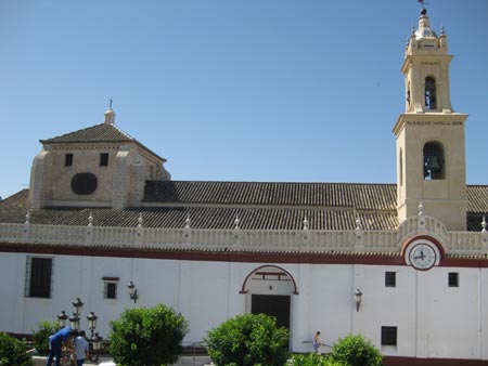 La empresa Mariscal Montajes Eléctricos S.A. es la que se encargará de realizar los trabajos de iluminación