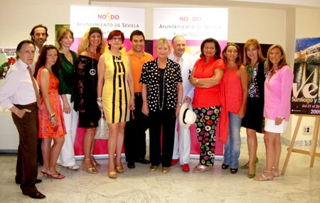 La delegada de Fiestas Mayores y Turismo, Rosamar Prieto-Castro, y el delegado del distrito Triana, Alberto Moriña, junto a los diseñadores sevillanos que participarán en el desfile de moda “Sevilla y Triana”