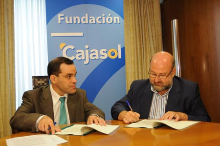 Fernando Vega, a la izquierda, y Marcelino Colete, en el momento de la firma