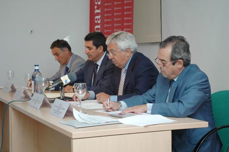 El convenio lo han suscrito los diversos regidores de Los Palacios, El Coronil, Utrera, El Cuervo, Los Morales y Lebrija junto con el presidente de la Cámara de Comercio, Francisco Herrero