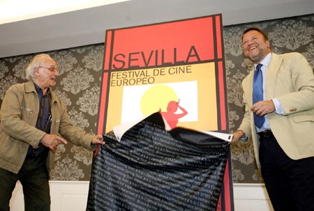El director de cine Carlos Saura junto al Alcalde de Sevilla, Sánchez Monteseirín, en la inauturación del VI Festival de Cine Europeo