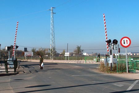El Ayuntamiento de la ciudad ha rechazado los planes de Fomento de suprimir el paso a nivel de la linea Mérida-Los Rosales