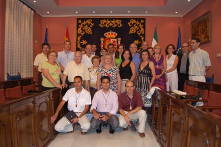 Foto de grupo de la reunión del senado en la que 14 de sus miembros son incorporaciones nuevas