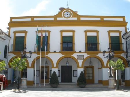 El Ayuntamiento, junto con la Plaza de Andalucía situada a su espalda, son los emplazamientos más destacables de La Puebla de Cazalla