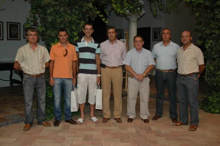 Los ciclistas carmonenses han sido homenajeados por los miembros del Ayuntamiento