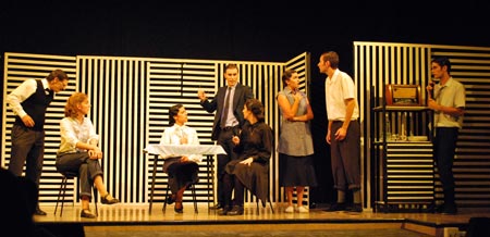 Vaujaus, el grupo de Teatro de la ETSA representa en el Patio del Rectorado la obra 'Un verano interrumpido'