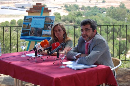 Antonio Gutiérrez Limones y Cinta Castillo durante su visita a la Ribera del Guadaíra