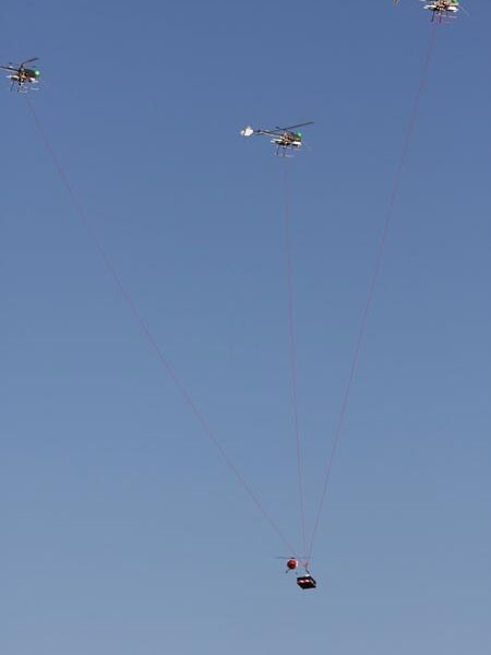 Se pueden programar distintos helicópteros para que cooperen entre sí en una determinada misión