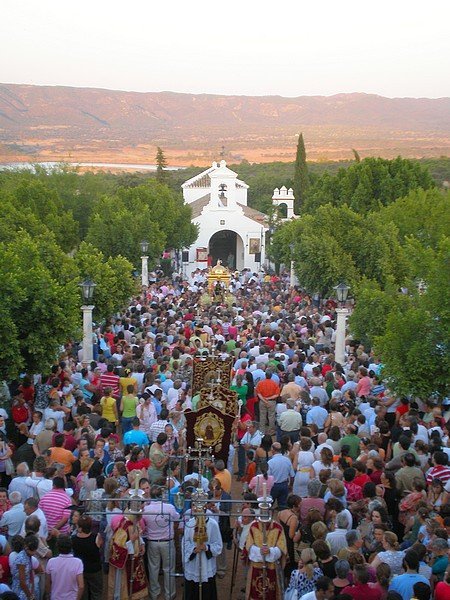 La procesión del Santo, al caer la tarde del Domingo de Romería, convierte las inmediaciones del santuario serrano en un río de feligreses / Juan C. Romero