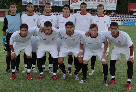 Al borde del descanso una buena actuación del sevillista Paco y un gran pase de Juan Guerra permitieron a Mario quedarse sólo ante el meta visitante
