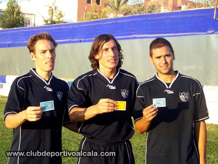 Los futbolistas alcalareños Gonzalo, Angel Luis y Blanco posan con el carnet de socio del Alcalá