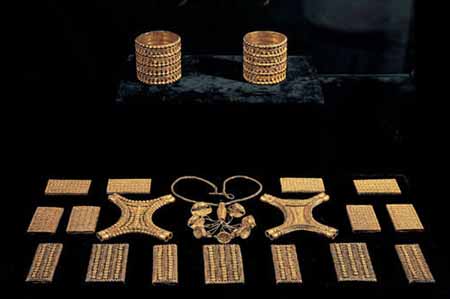 La colección consta de 21 piezas de oro labrado al estilo oriental y cuyo origen se remonta a los siglos VII y VIII antes de cristo