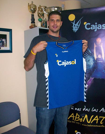 El base checo ha firmado por cinco temporadas aunque con un contrato que prevé la posibilidad de una salida