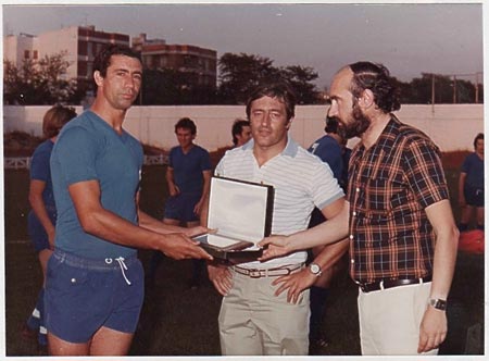 Francisquín, en el centro en un homaje a Parri