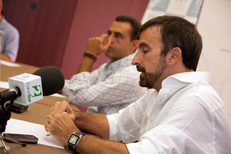 El técnico del Cajasol se mostró cauto con respecto al objetivo para a 2009/2010. Aseguró ante los medios que llegar a los Play-off