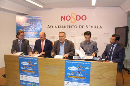 José Manuel García en el centro en compañíade los organizadores de la carrera y de los representantes de los patrocinadores de la misma