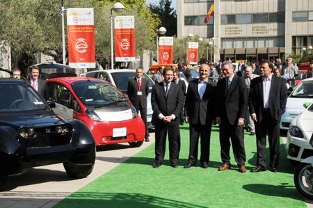 Monteseirín junto al Alcalde de Madrid, Ruíz Gallardón, el Ministro de Industria, Turismo y Comercio, Miguel Sebastián, y los coches eléctricos