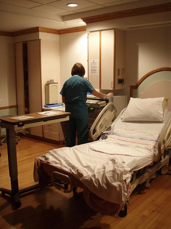 Las velas aromáticas y el hilo musical ambientan los paritorios del Hospital de Nuestra Señora de la Merced de Osuna