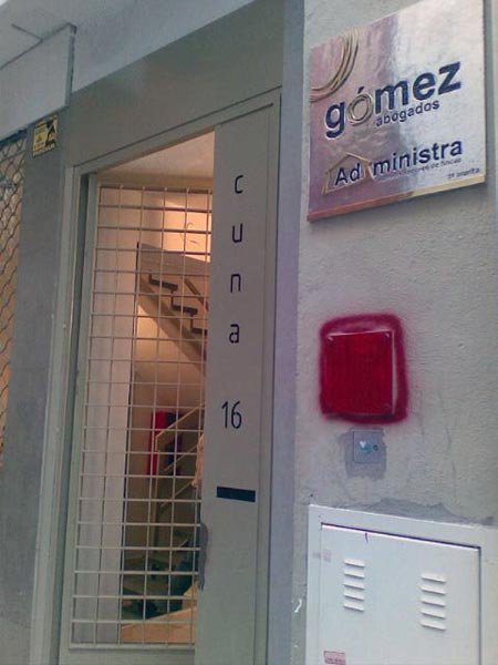 La placa de la asociación ha sido objeto de un ataque vandálico por segunda vez