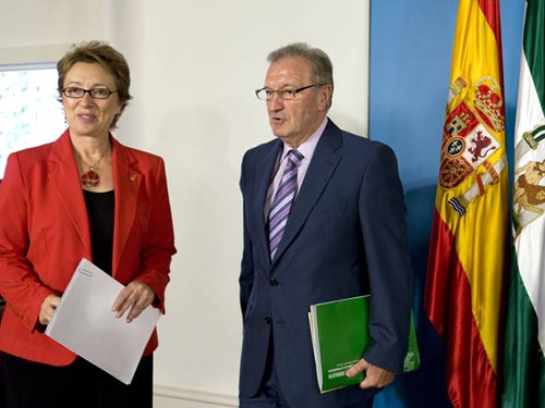 Los consejeros de Presidencia y Economía y Hacienda, Antonio Ávila y Carmen Martínez Aguayo, ayer en la presentación de los presupuestos, tras el Consejo de Gobierno de la Junta