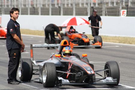 Manu Bejarano en uno de sus monoplazas de la Fórmula Futuro