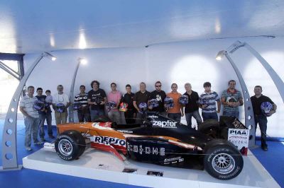 El joven piloto junto a los representantes de la prensa, radio y televisión de Sevilla