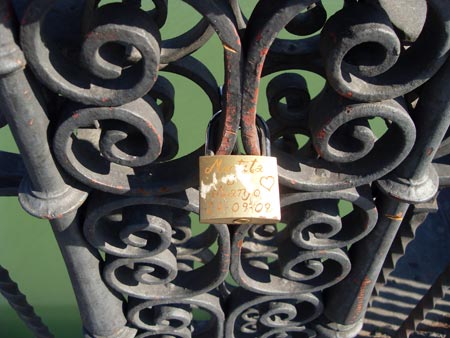 Cada día no dejan de aparecer nuevos candados / Rosario Mesta